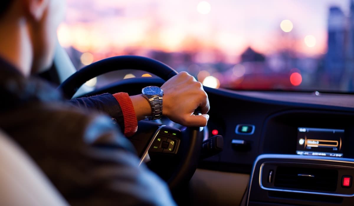 Conductor al volante rumbo al aeropuerto desde Medellín