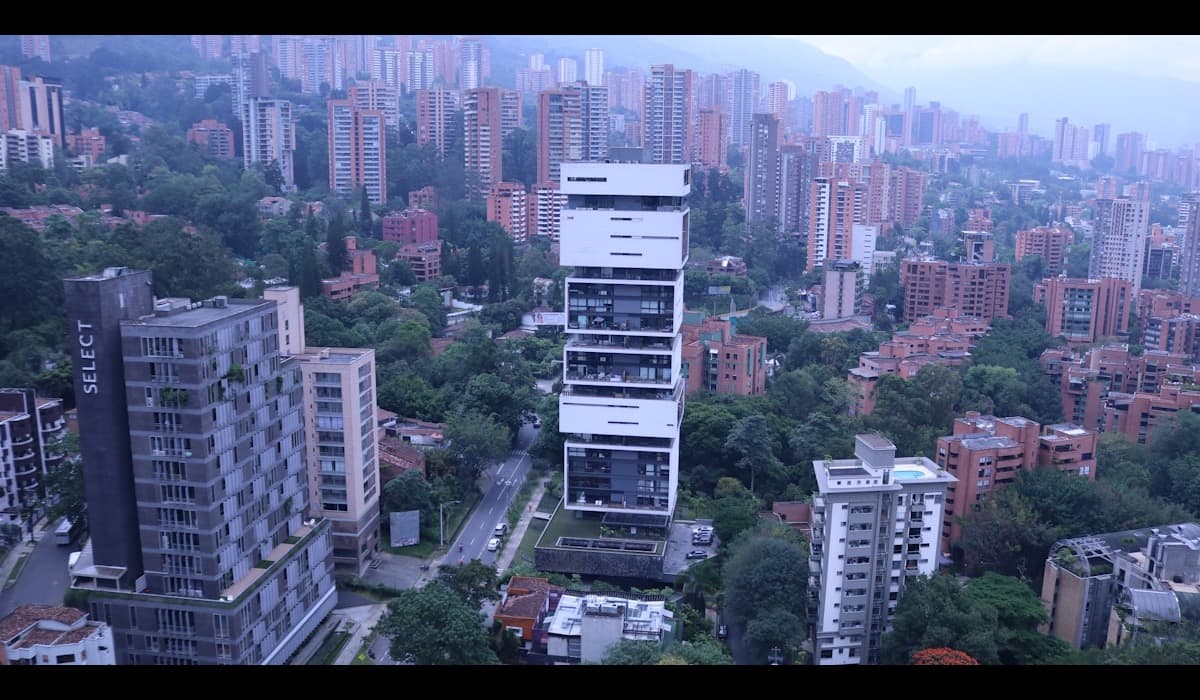 Zona urbana de Medellín con hoteles, apartamentos y montañas al fondo, ideal para entregas en El Poblado